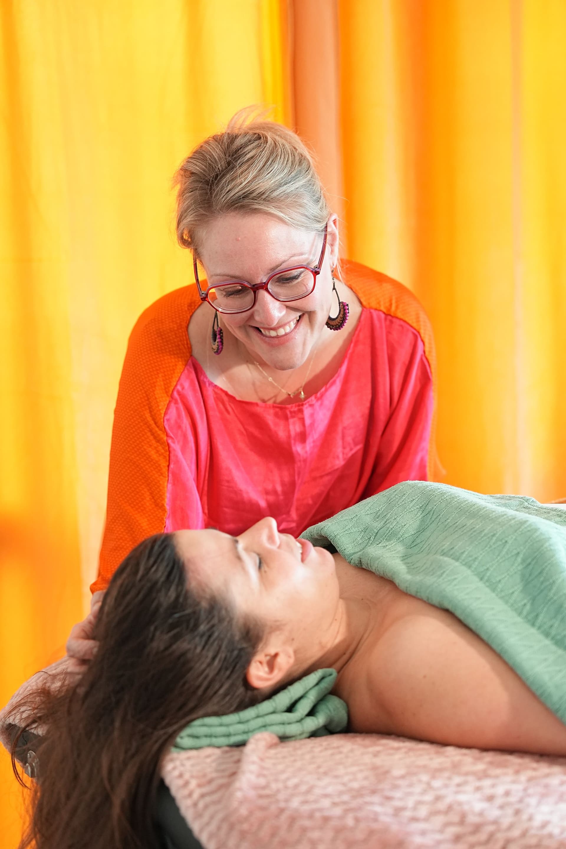 Clémence en séance de massage, sourire bienveillant